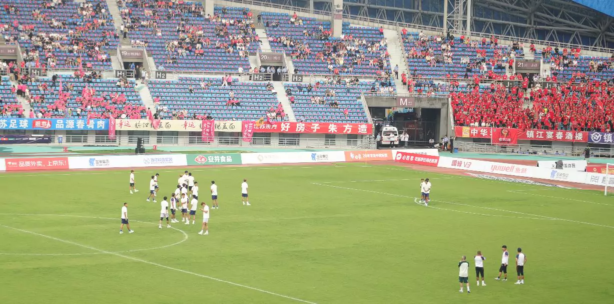 Soccer match INTCO disposable gloves.